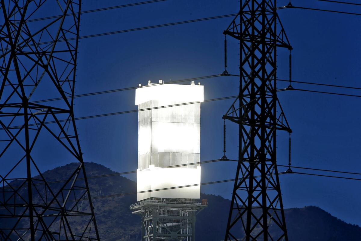 Une tour brille sur la plante solaire d'Ivanpah.