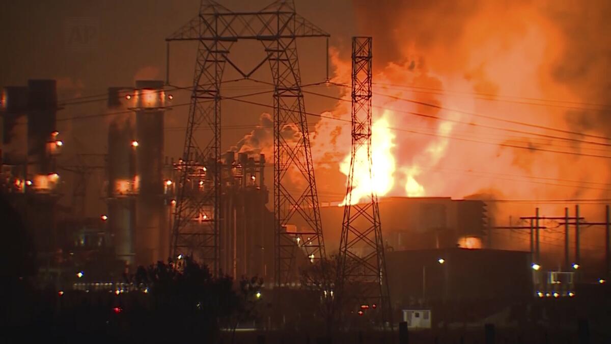 Cette image d'une vidéo montre des flammes qui s'élevaient après qu'un incendie majeur a éclaté à la centrale d'atterrissage de Moss.
