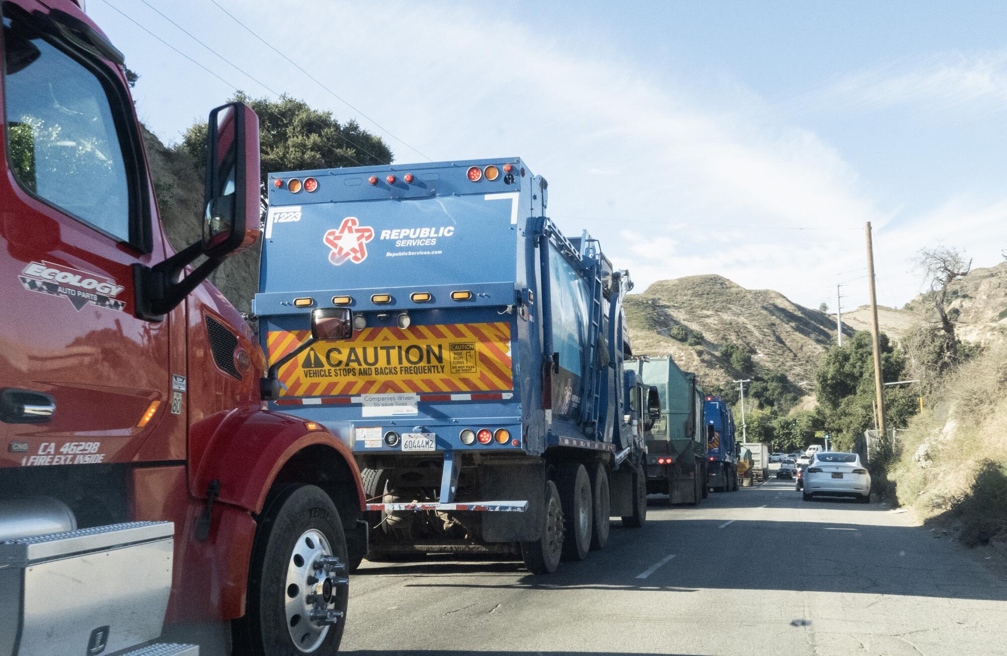 Les camions font la queue sur San Fernando Road à Sylmar en attendant de se transformer en décharge de Sunshine Canyon.