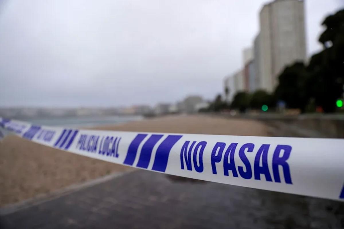 Una Cinta Policial en El Paseo Marítimo de A Coruña Impide El Acceso a la Playa Por la Borrasca Kirk que Atraveso España en 2024 Con Vientos de Hasta 120 km / h.