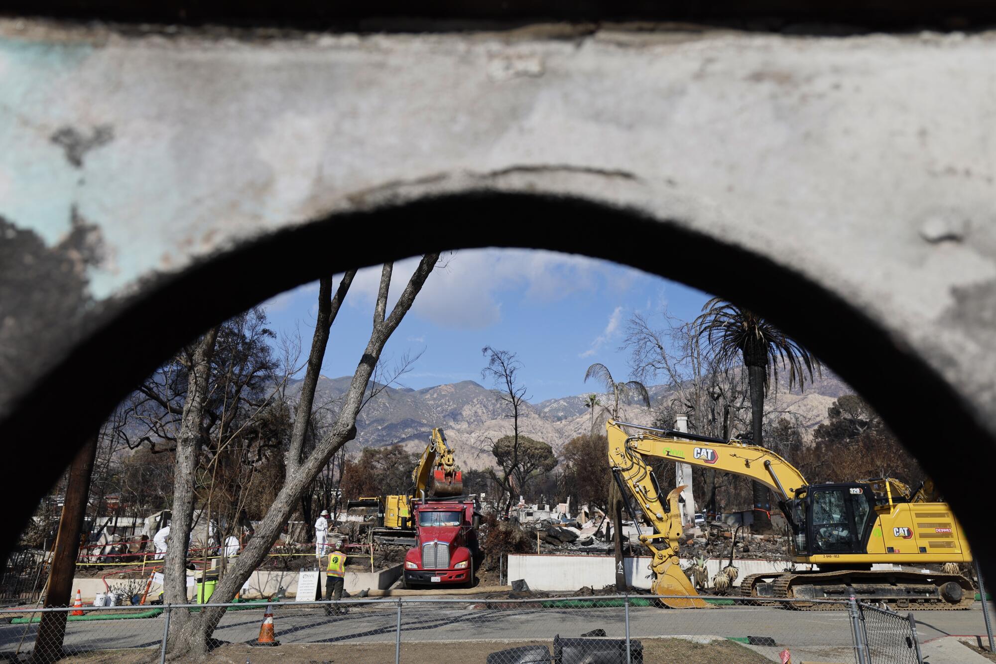 Les équipes fédérales de nettoyage nettoyant les débris d'une maison d'Altadena