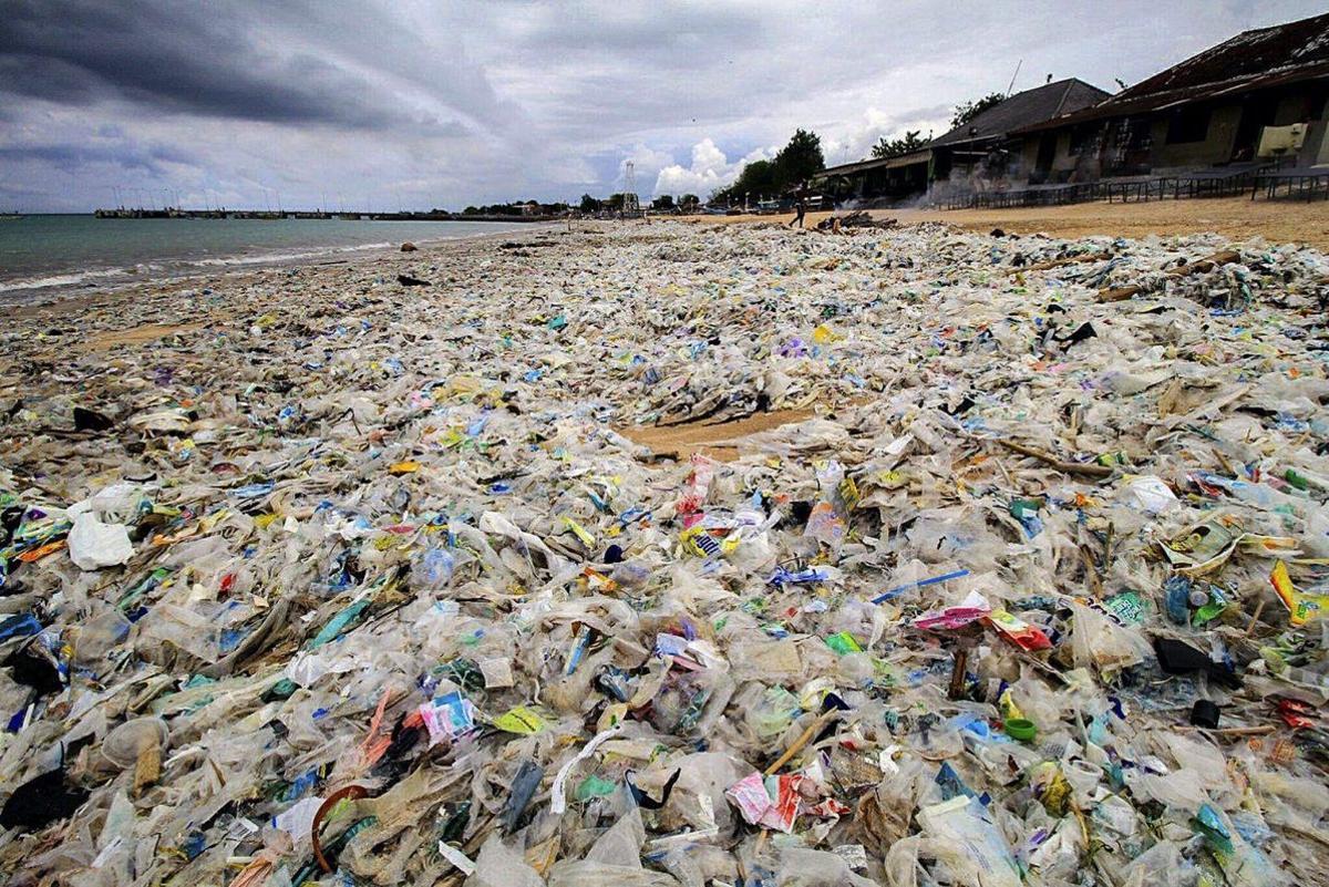 Una playa en Bali llena de envases de plástico.