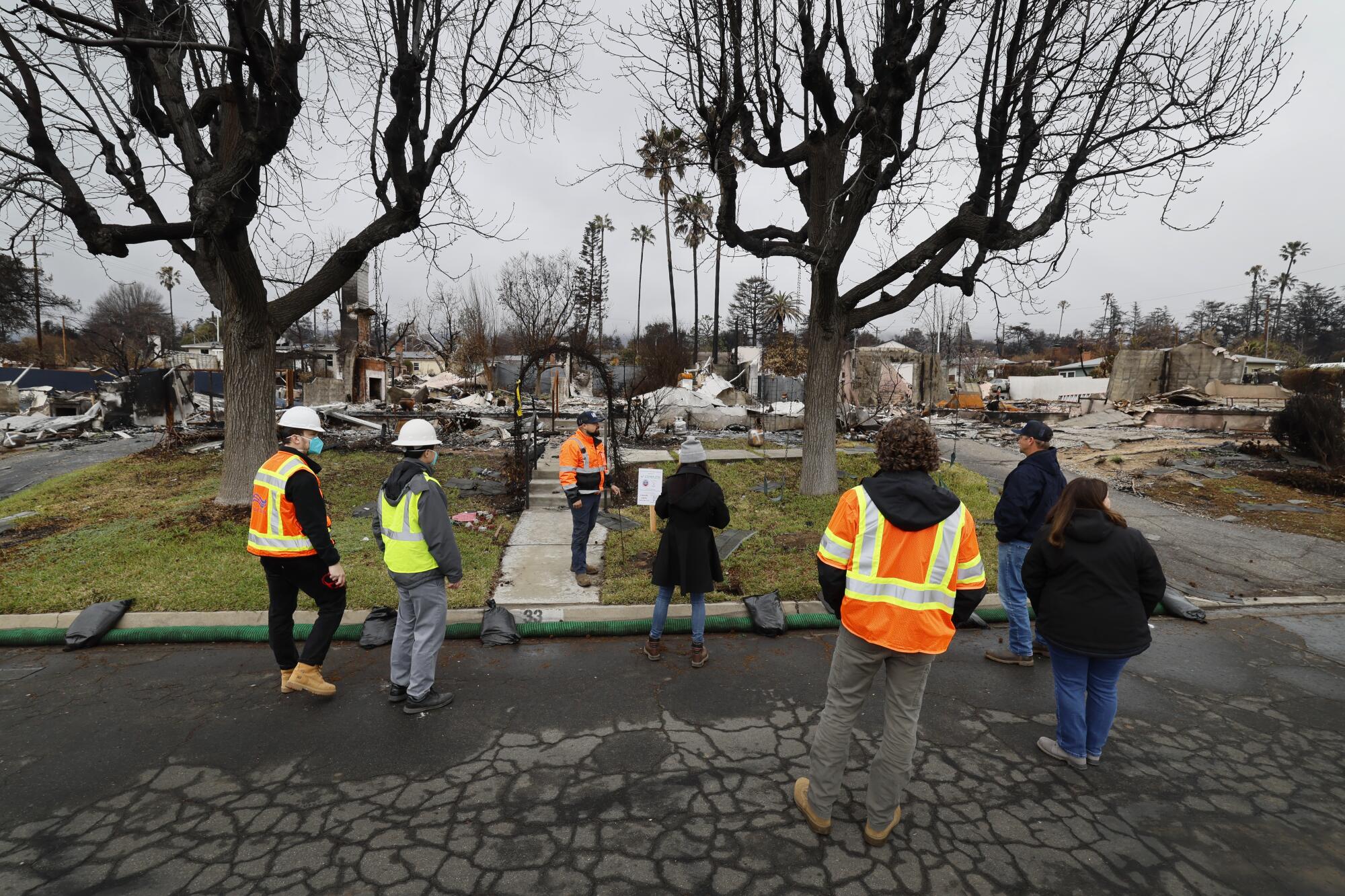 Les responsables de Lincoln Avenue Water Co montrent un compteur d'eau dans une maison détruite par l'incendie d'Eaton.