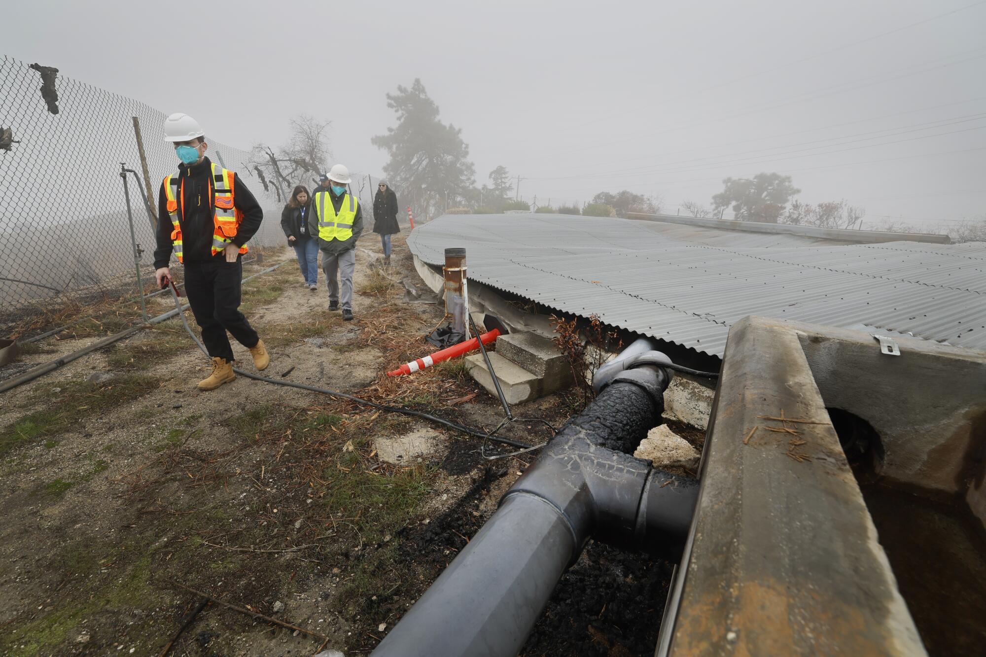 Les responsables de Lincoln Avenue Water Co. visitent un réservoir de colline à Altadena.