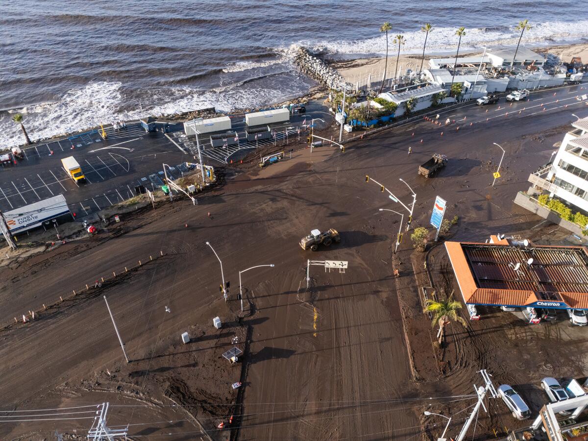 Une coulée de boue est dégagée de la Pacific Coast Highway au Sunset Boulevard à Pacific Palisades après la tempête de la semaine dernière.
