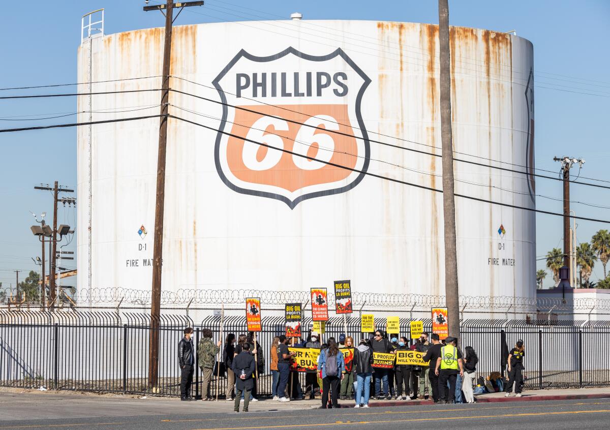 Sunrise Movement Les manifestants démontrent dans une installation Phillips 66 à Carson le 16 janvier.