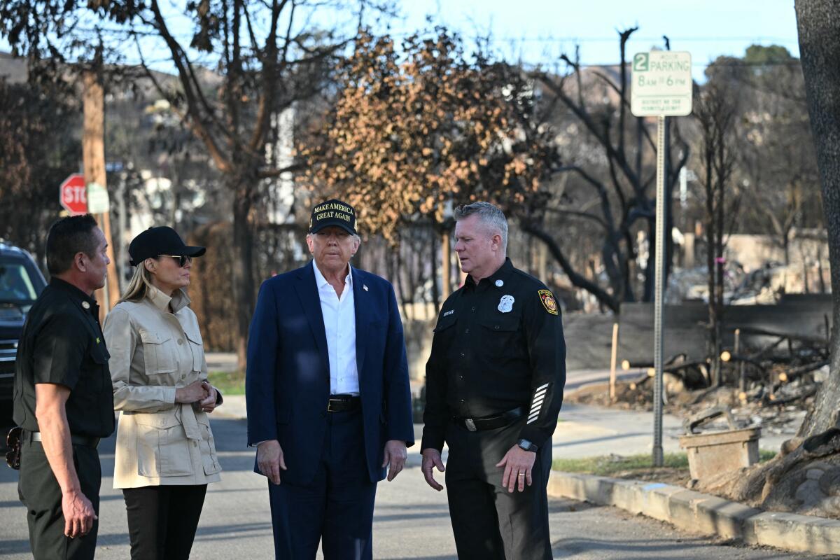 Le président Trump et la première dame Melania Trump font une tournée dans une zone des palissades du Pacifique où les maisons ont été détruites par l'incendie de janvier.