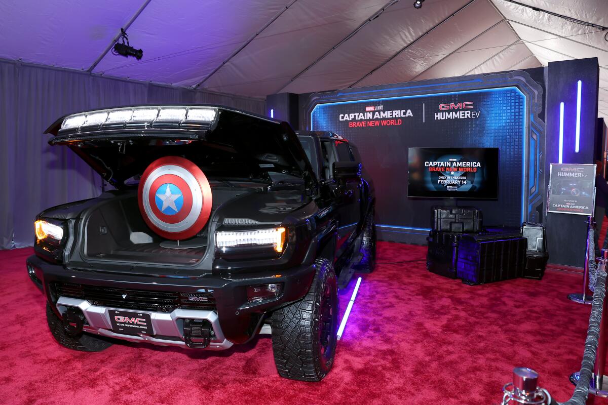 Le bouclier de Captain America est affiché dans le coffre avant d'un SUV GMC Hummer Electric lors de la première de "Brave New World."