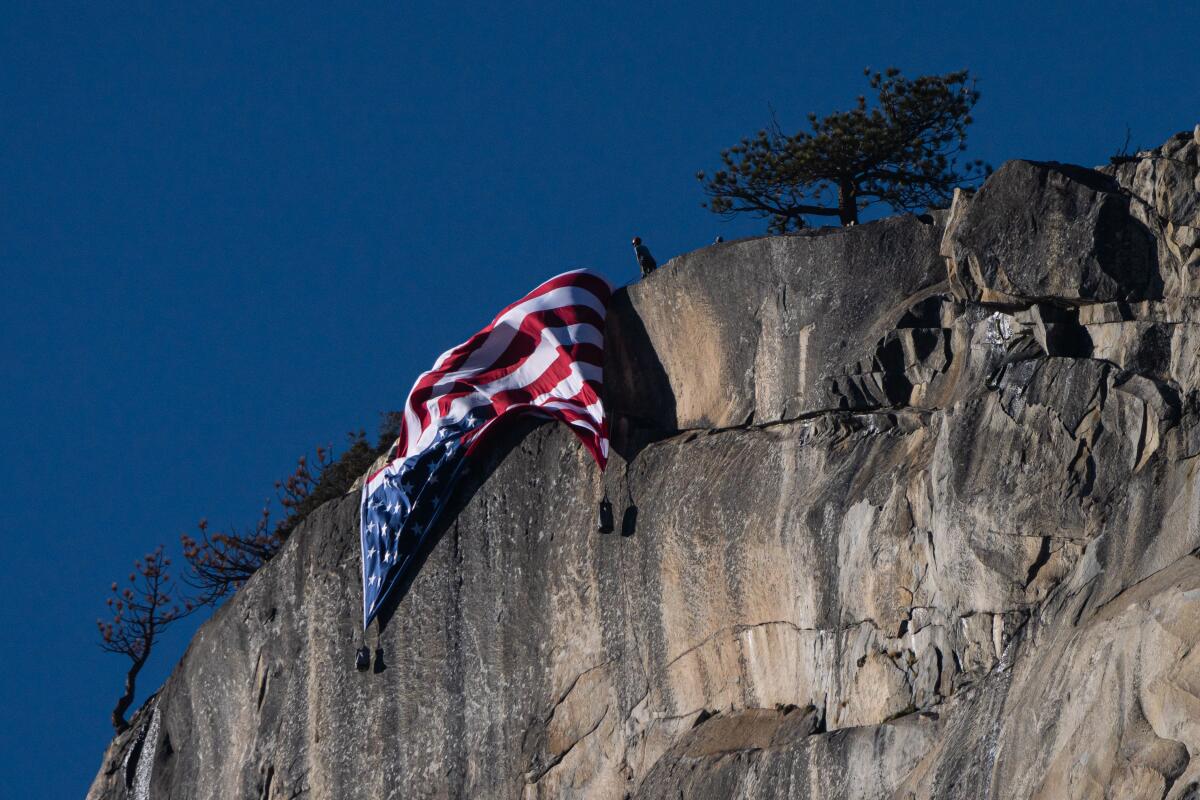 Un drapeau américain à l'envers est suspendu à El Capitan dans le parc national de Yosemite.