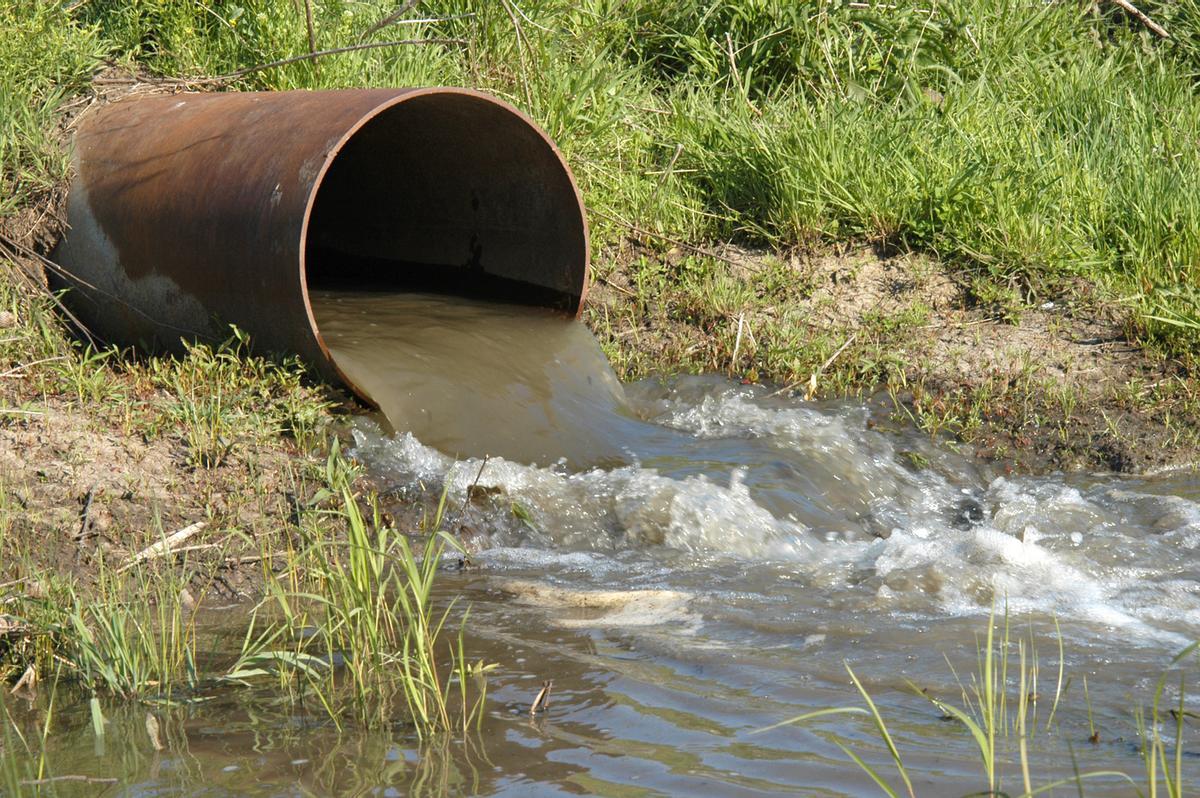 Vertido de agua contaminada.