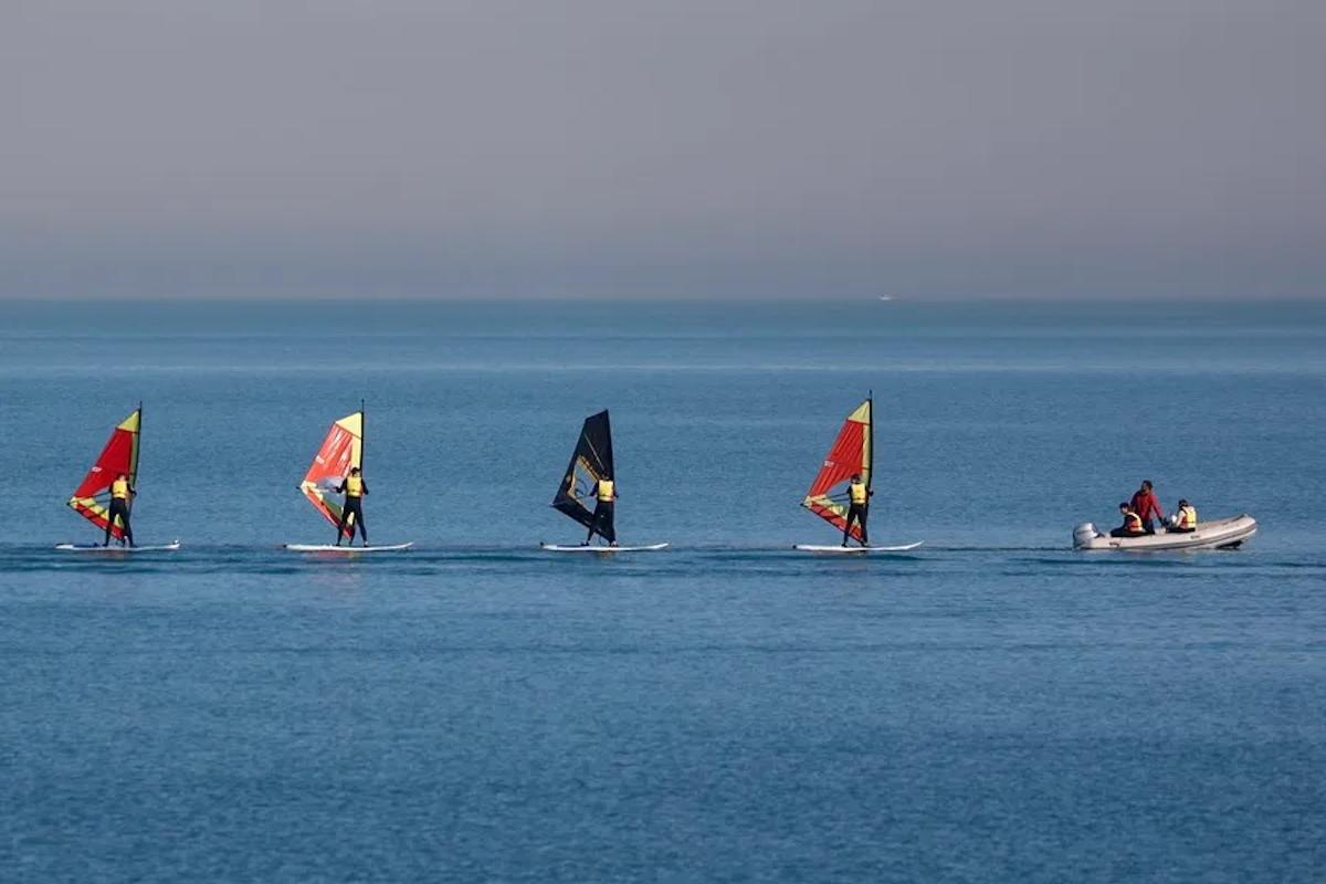Varias personas practican windsurf en aguas de la playa de la Malvarrosa, el pasado mes de enero.