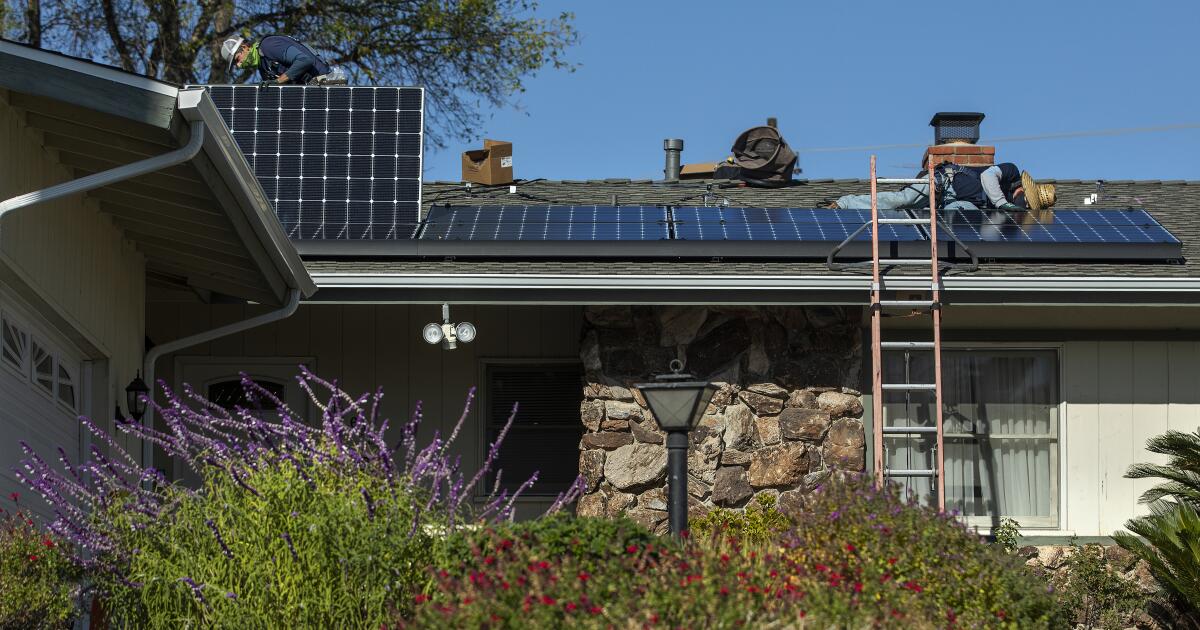 Les responsables californiens poussent à réduire les crédits d'énergie aux ménages avec des panneaux solaires sur le toit