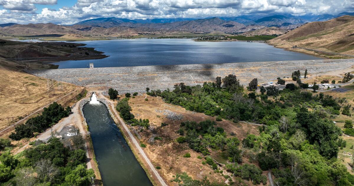 Sur les ordres de Trump, les offres ont libéré l'eau de deux barrages de Californie