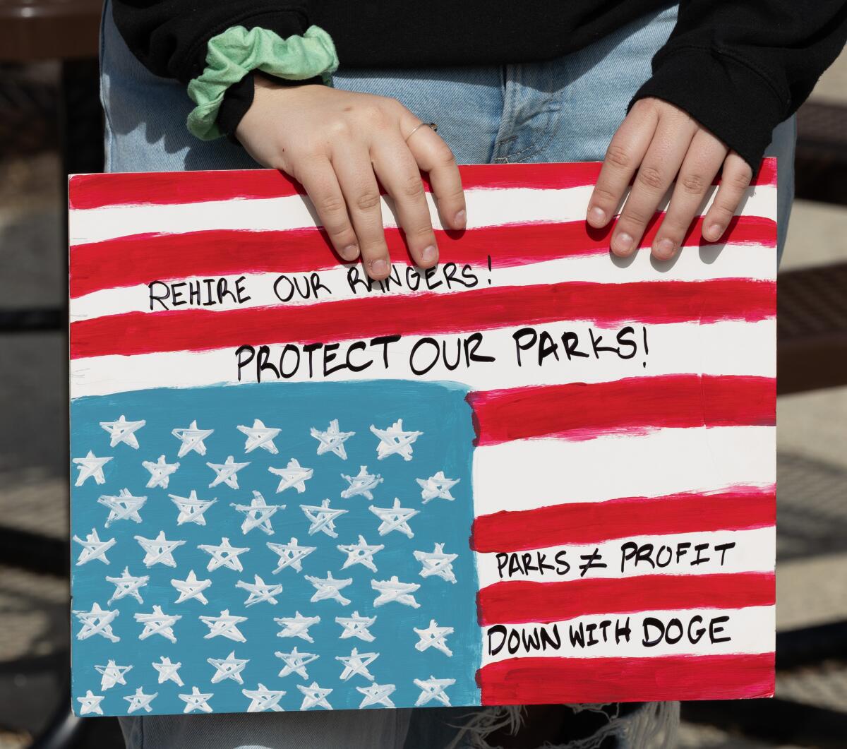 Les manifestants qui se sont réunis au King Gillette Ranch à Calabasas ont participé samedi à des chants de groupe.