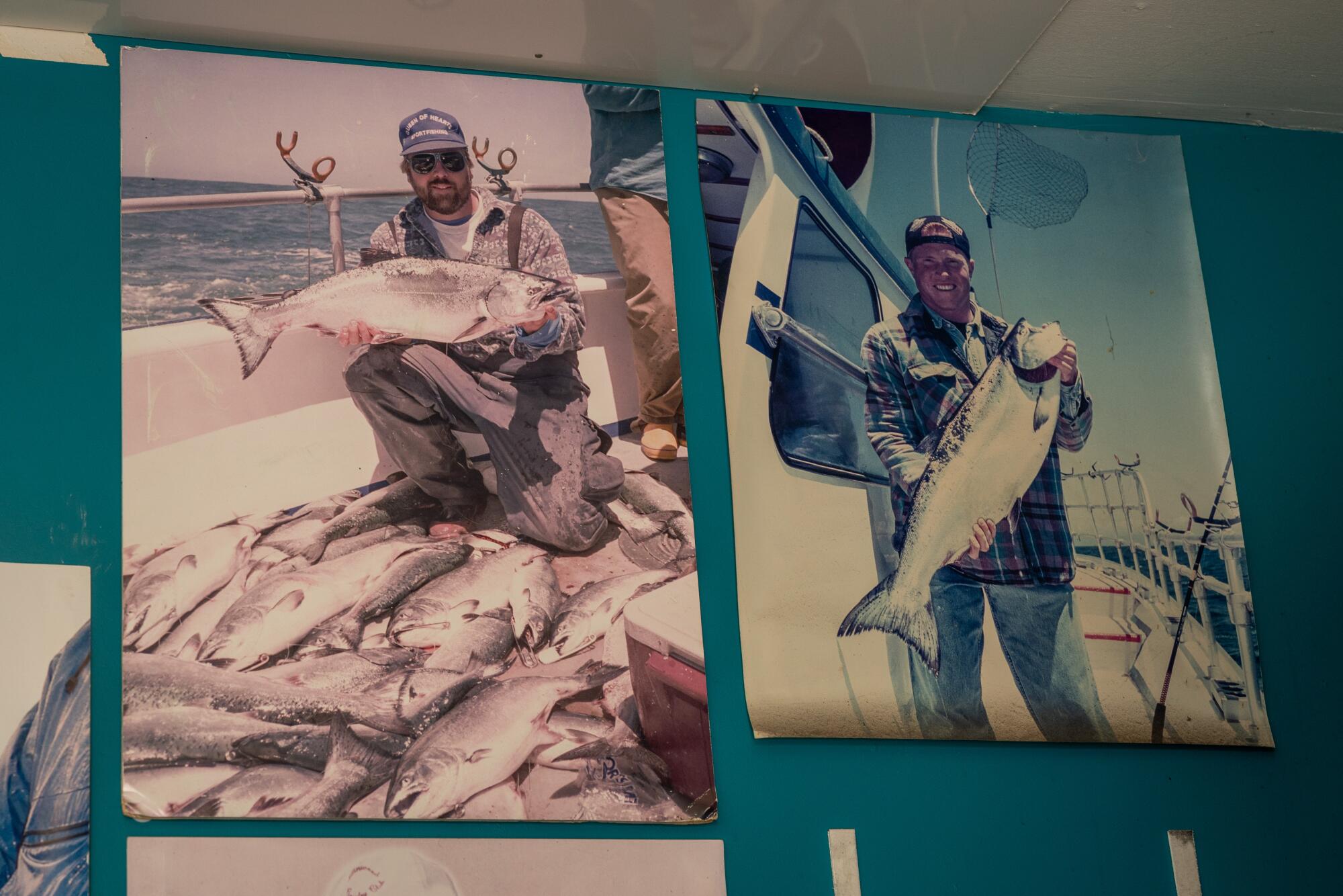 Des photos d'hommes tenant le saumon quinnat décorent un mur dans un magasin de tacle dans Half Moon Bay.