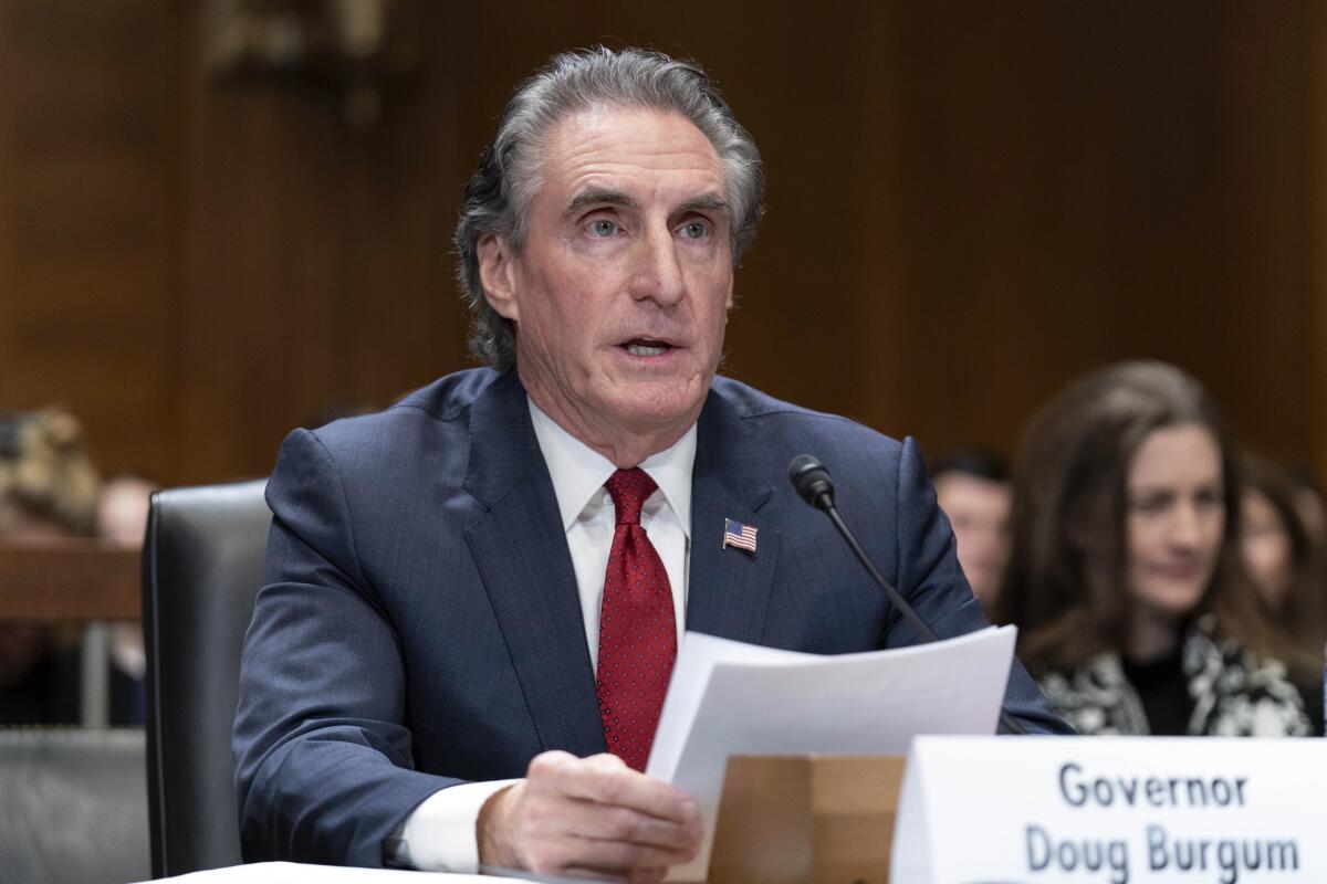 Le secrétaire à l'Intérieur Doug Burgum témoigne devant le Comité sénatorial de l'énergie et des ressources naturelles à Washington.