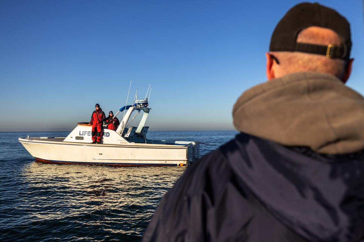 Le chercheur de CSULB Shark Lab, le Dr Christopher G. Lowe, rencontre des sauveteurs de Huntington Beach.