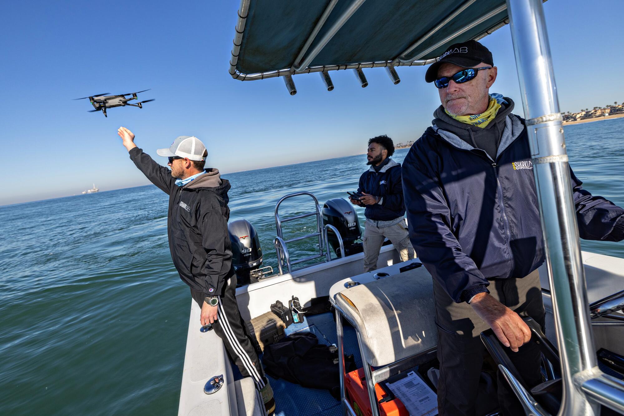 Les chercheurs de requins lancent un drone sur un bateau.
