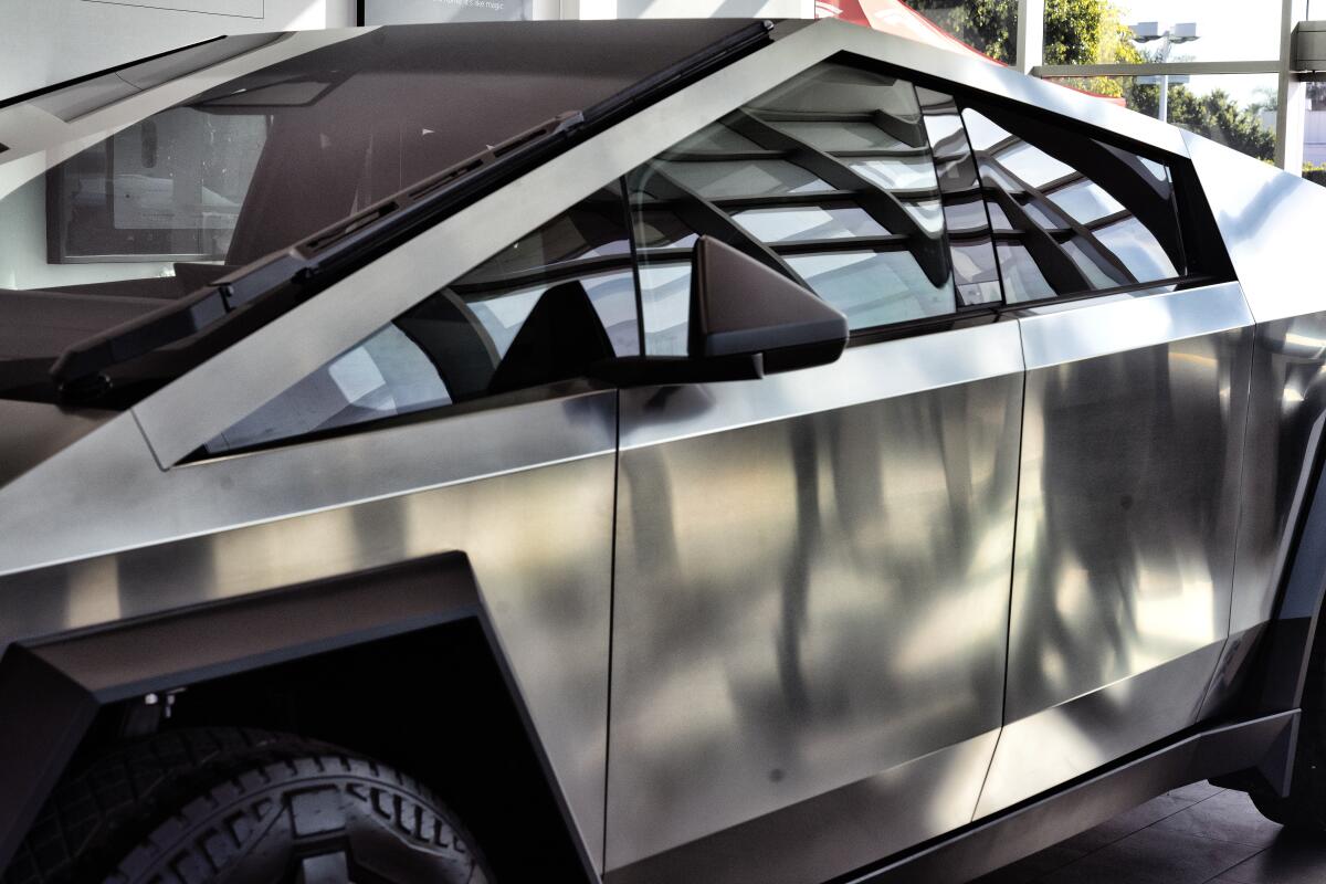 Un Tesla CyberTruck est exposé.