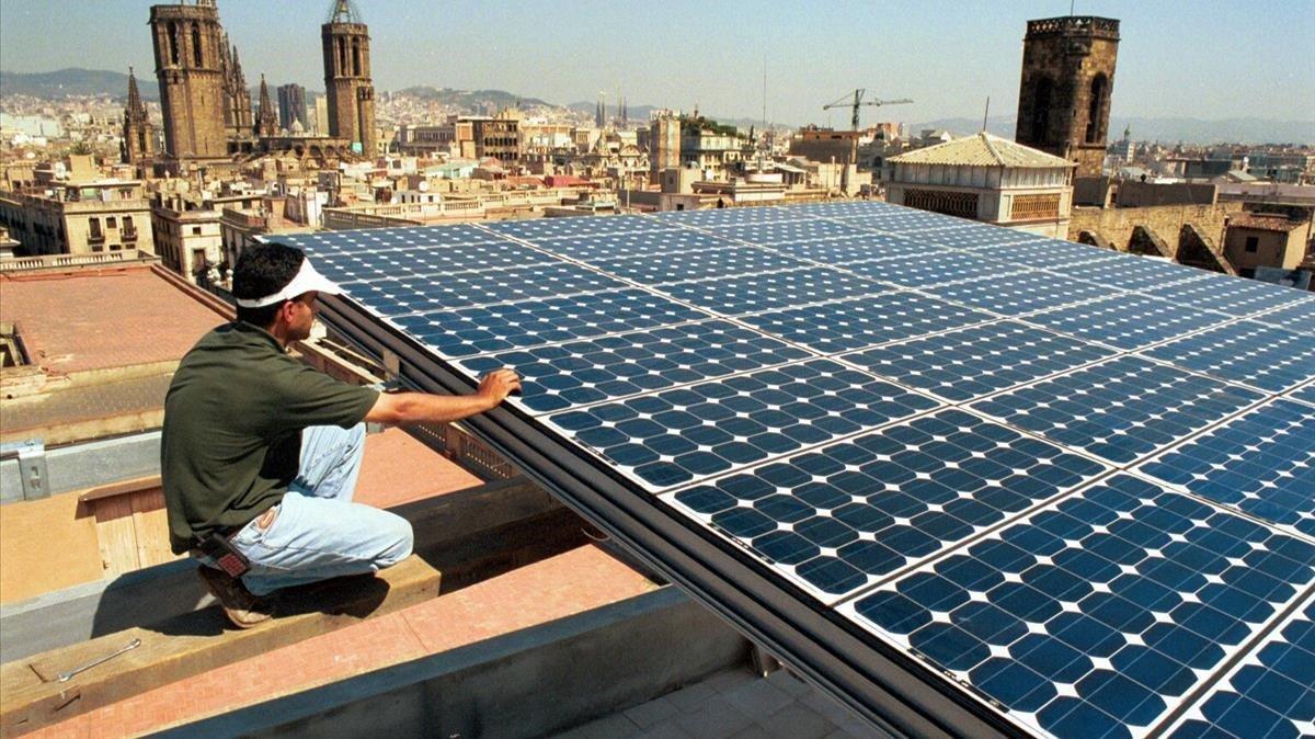 La fabricación de paneles solares requiere minerales críticos