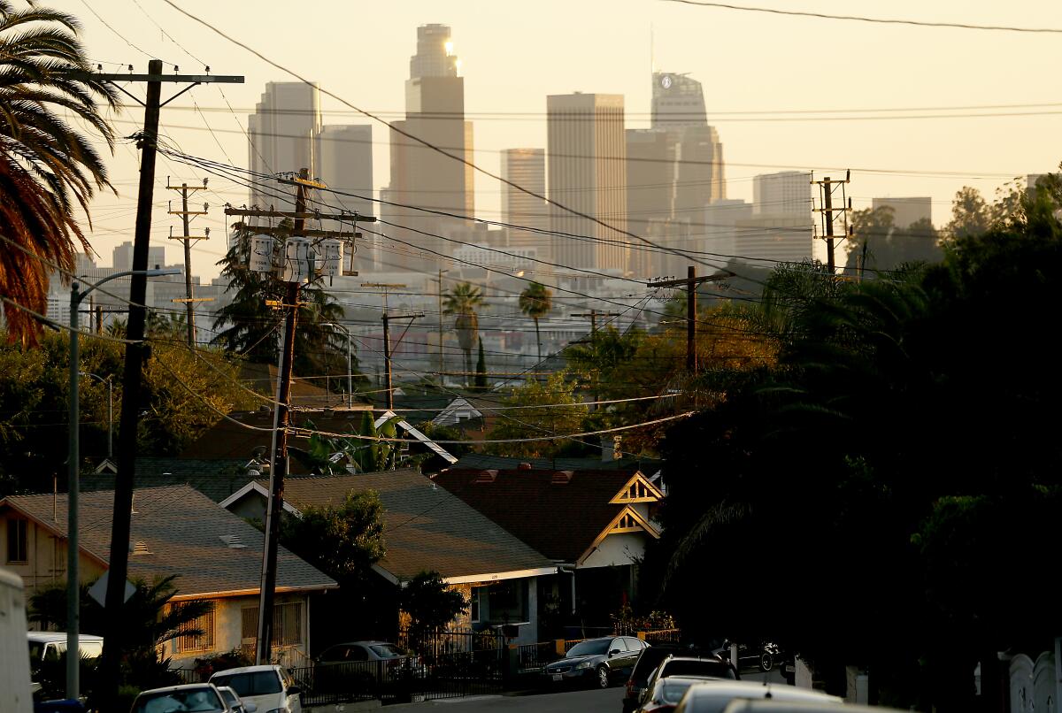 Une vue sur le centre-ville de LA depuis un quartier de Lincoln Heights.