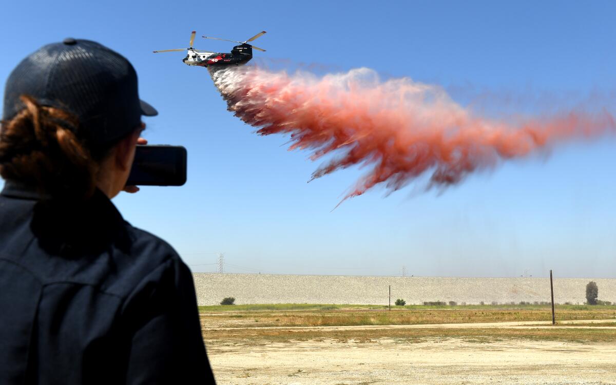 Un Helitanker de Coulson CH-47 Chinook financé par le sud de la Californie Edison laisse tomber le feu sur un terrain à Irwindale.