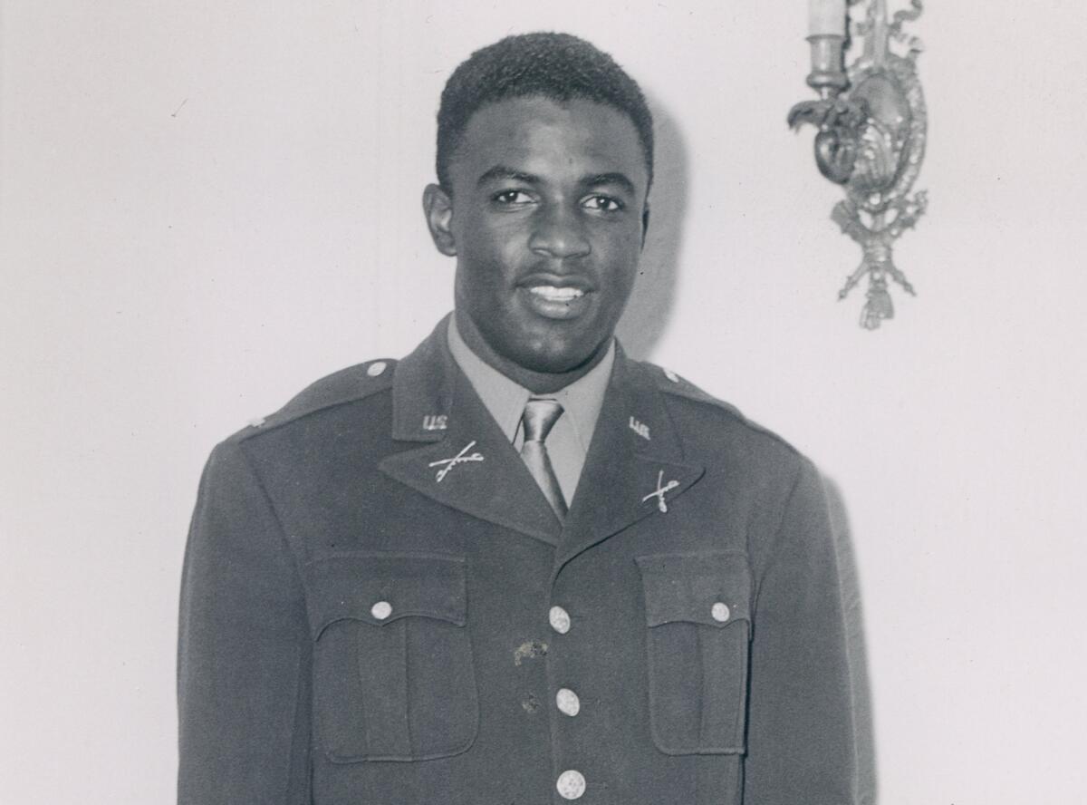 Jackie Robinson dans son uniforme de l'armée américaine à New York dans les années 1950.