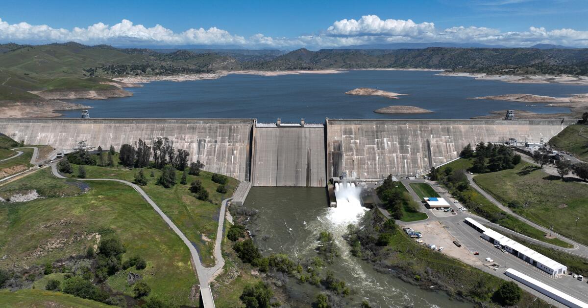 Le personnel majeur coupe à la Federal Water Agency Spark Winries en Californie