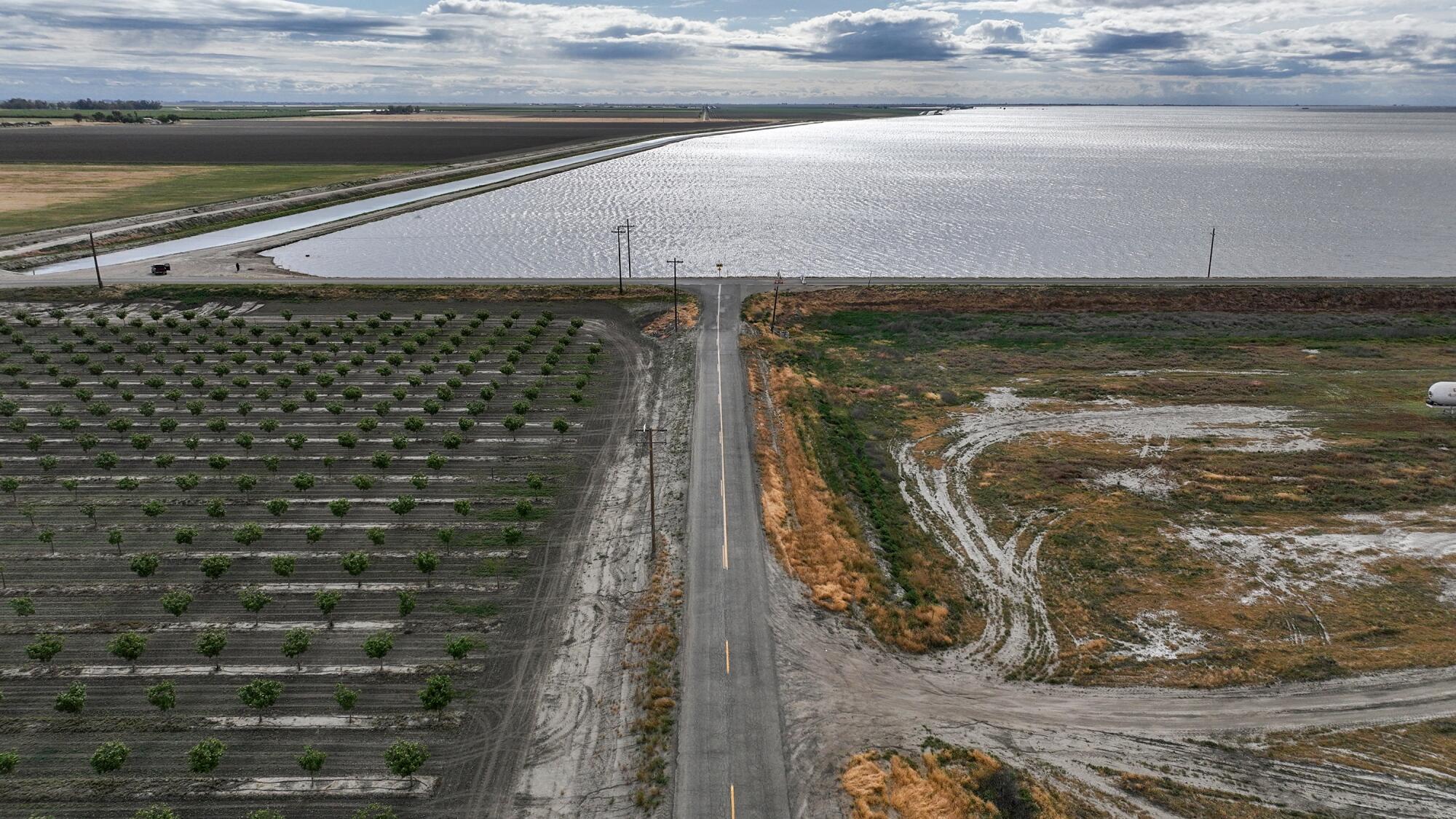   Manteca Ave. mène à S. 19th Ave. sur les rives du lac Tulare. 