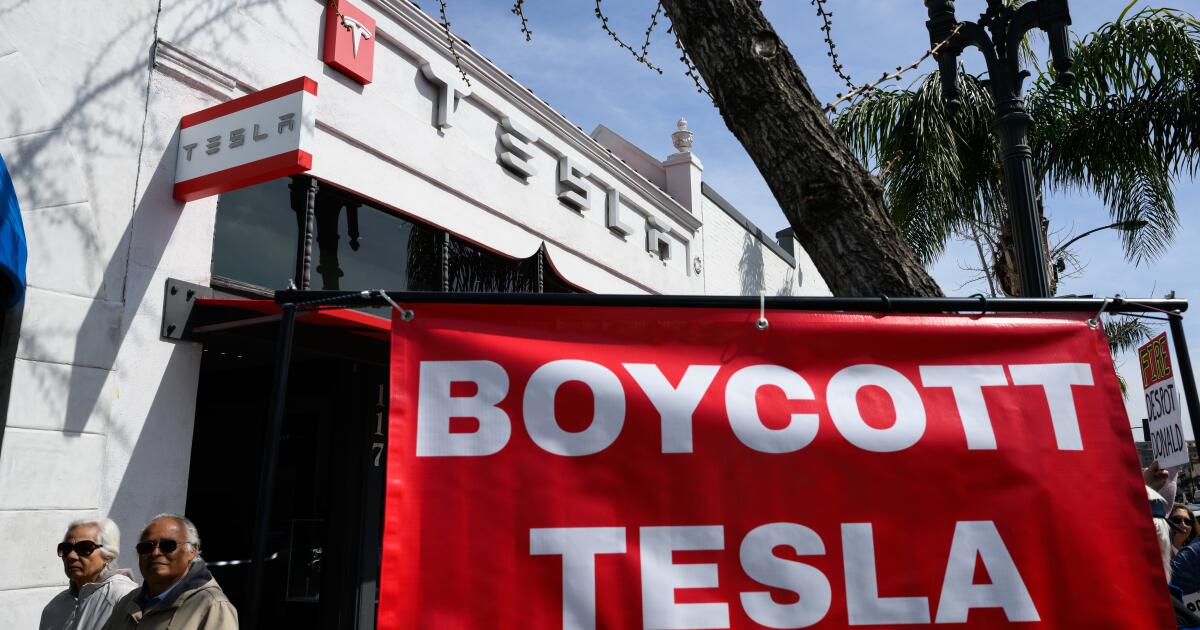 Musk dit aux employés de Tesla à conserver leur stock au milieu des manifestations