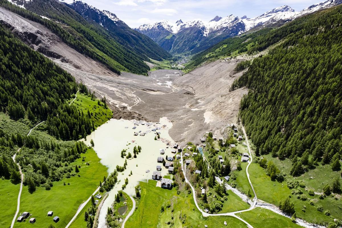 Vista Aérea de la destrucción de Blastten, (Suiza) Provocada por erl el Colapso del Glaciar Birch.