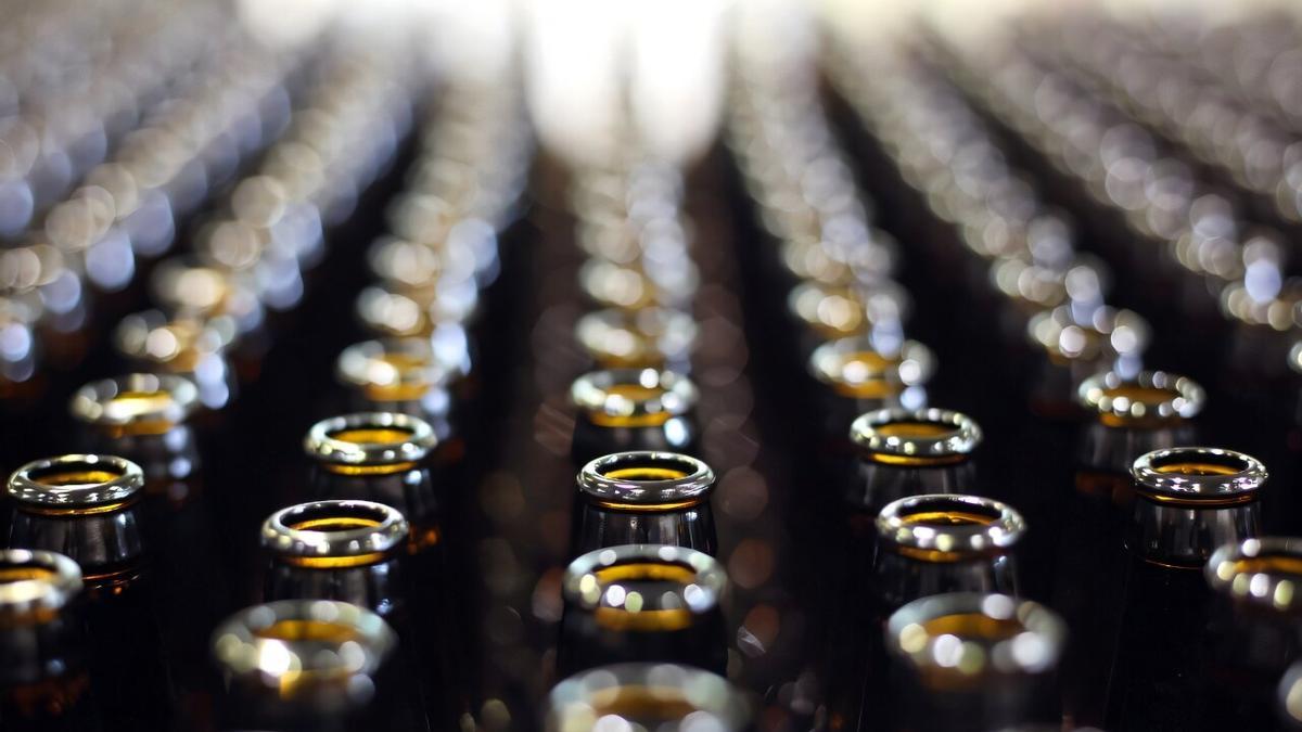 Las bebidas envasadas en vidrio tienen más microplásticos que las envasadas en plástico