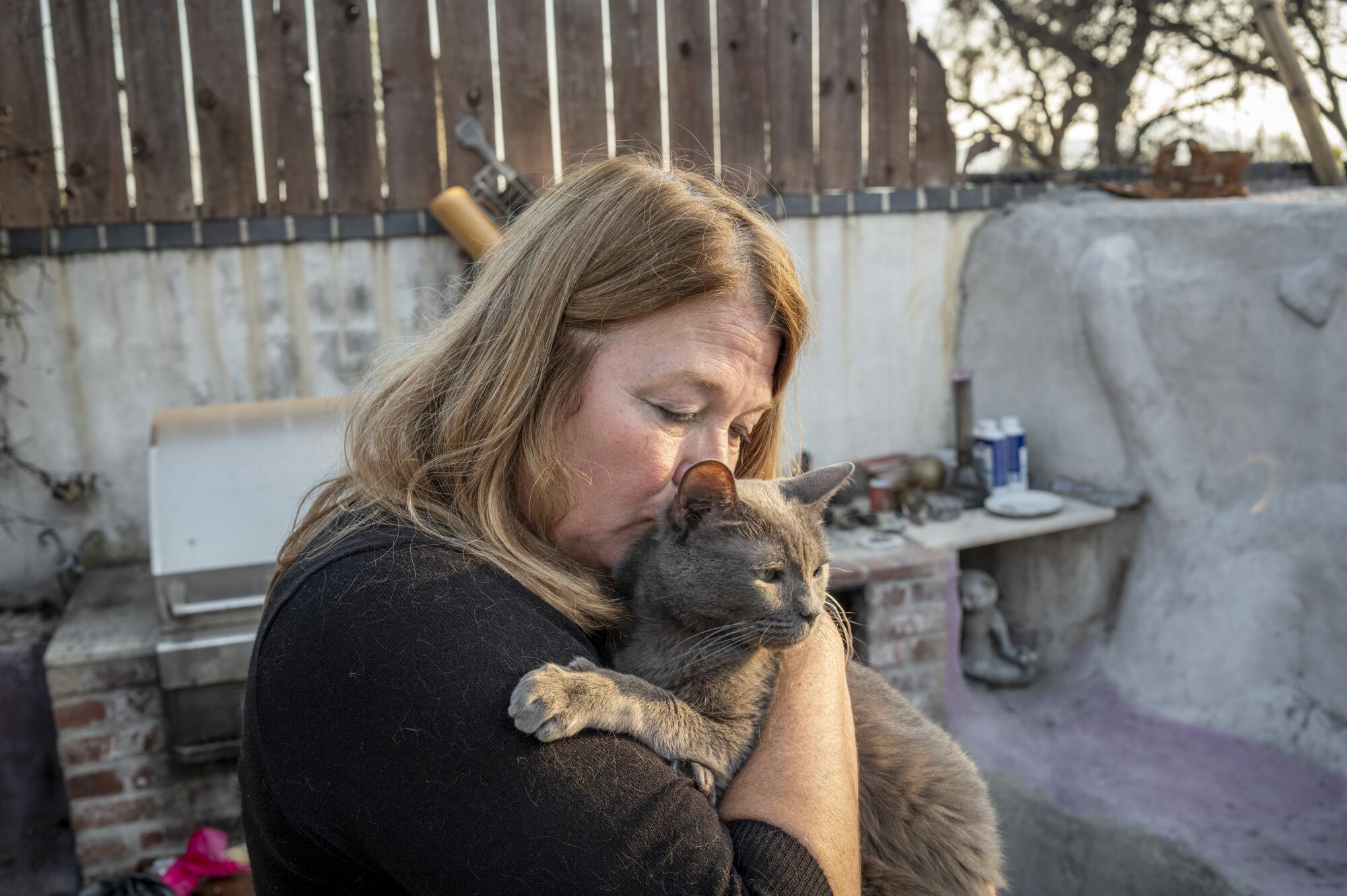 Marialyce Pedersen avec son chat, Pheos, qui a survécu au feu Eaton avec ses trois autres chats. 