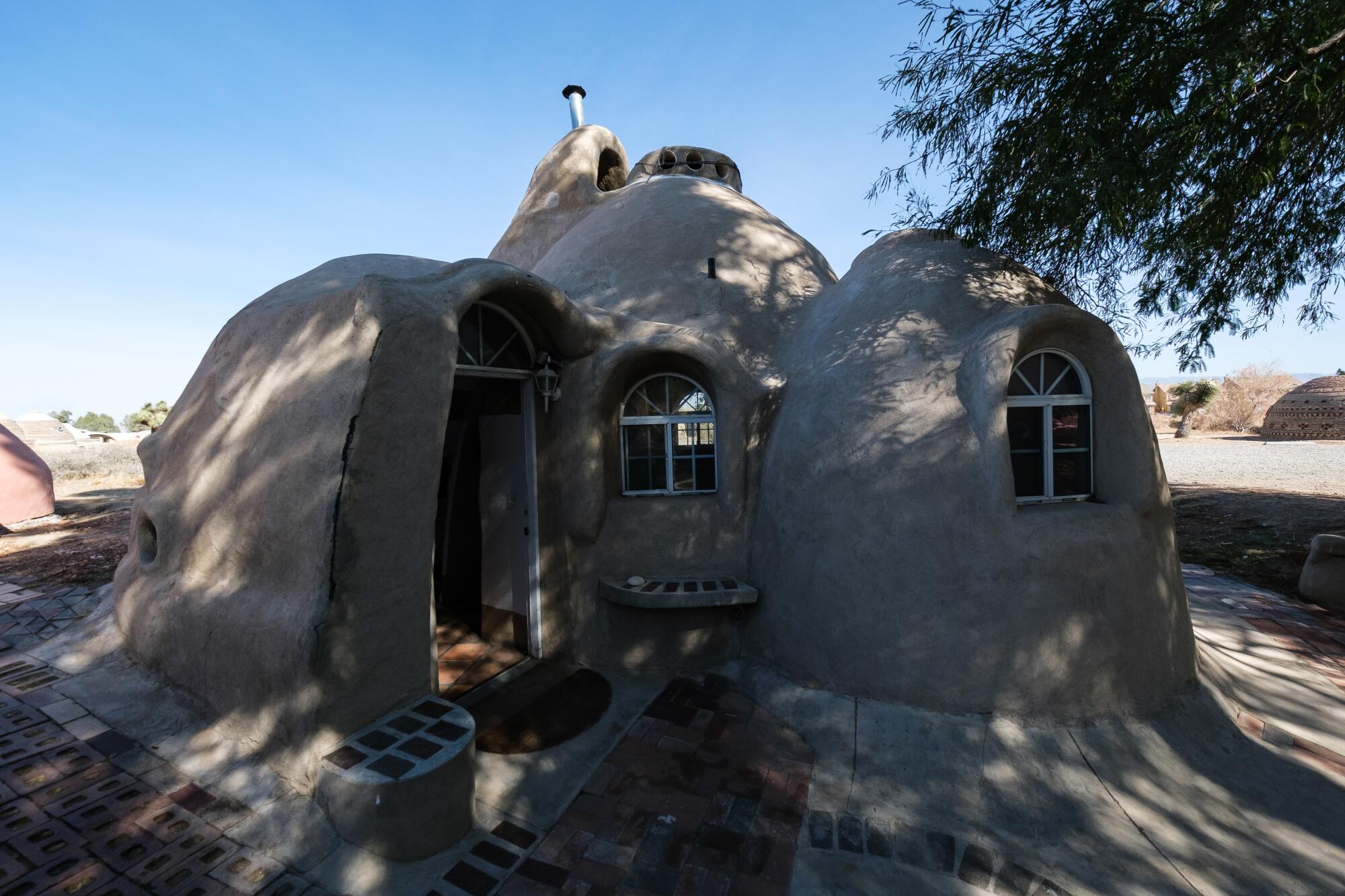 Une maison de Superadobe au Calearth Institute à Hesperia. 