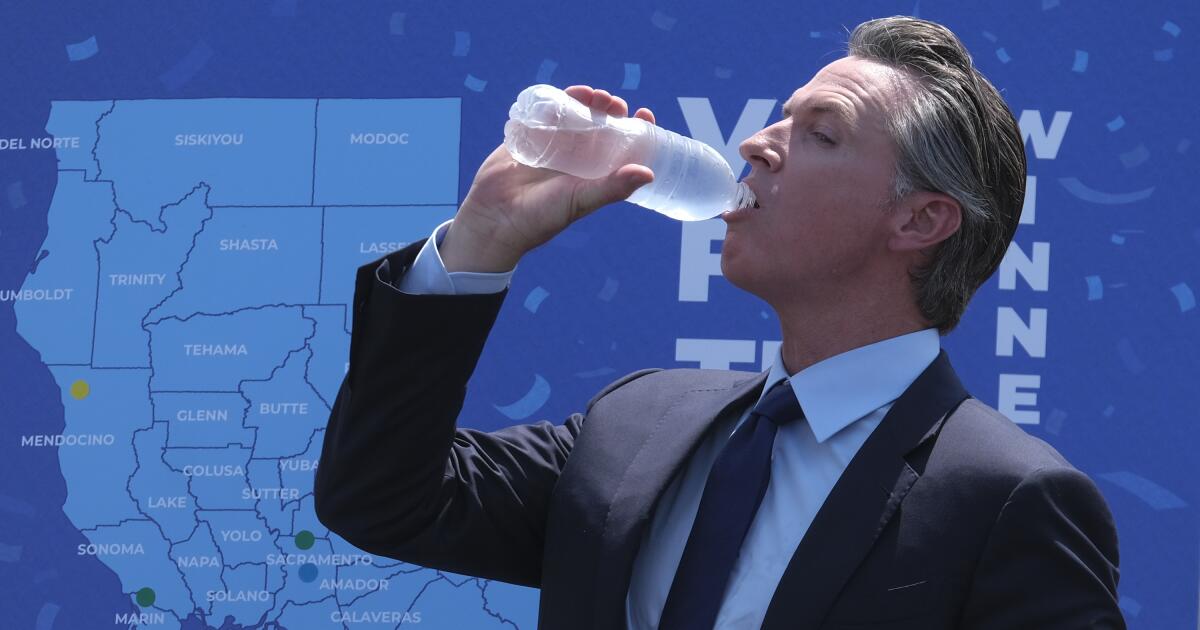 Sidekick du podcast de Newsom: une bouteille d'eau en plastique à usage unique