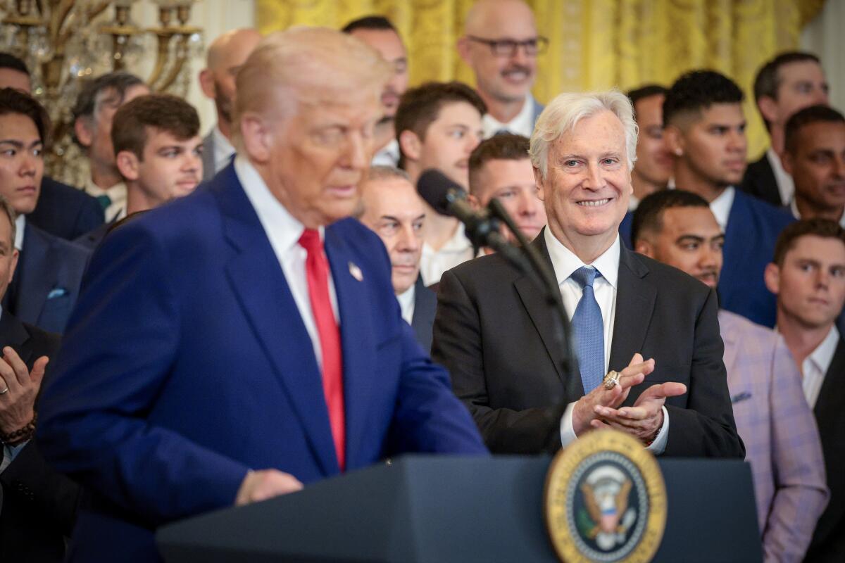 Le propriétaire des Dodgers, Mark Walter, regarde alors que le président Trump parle à la Maison Blanche en avril.
