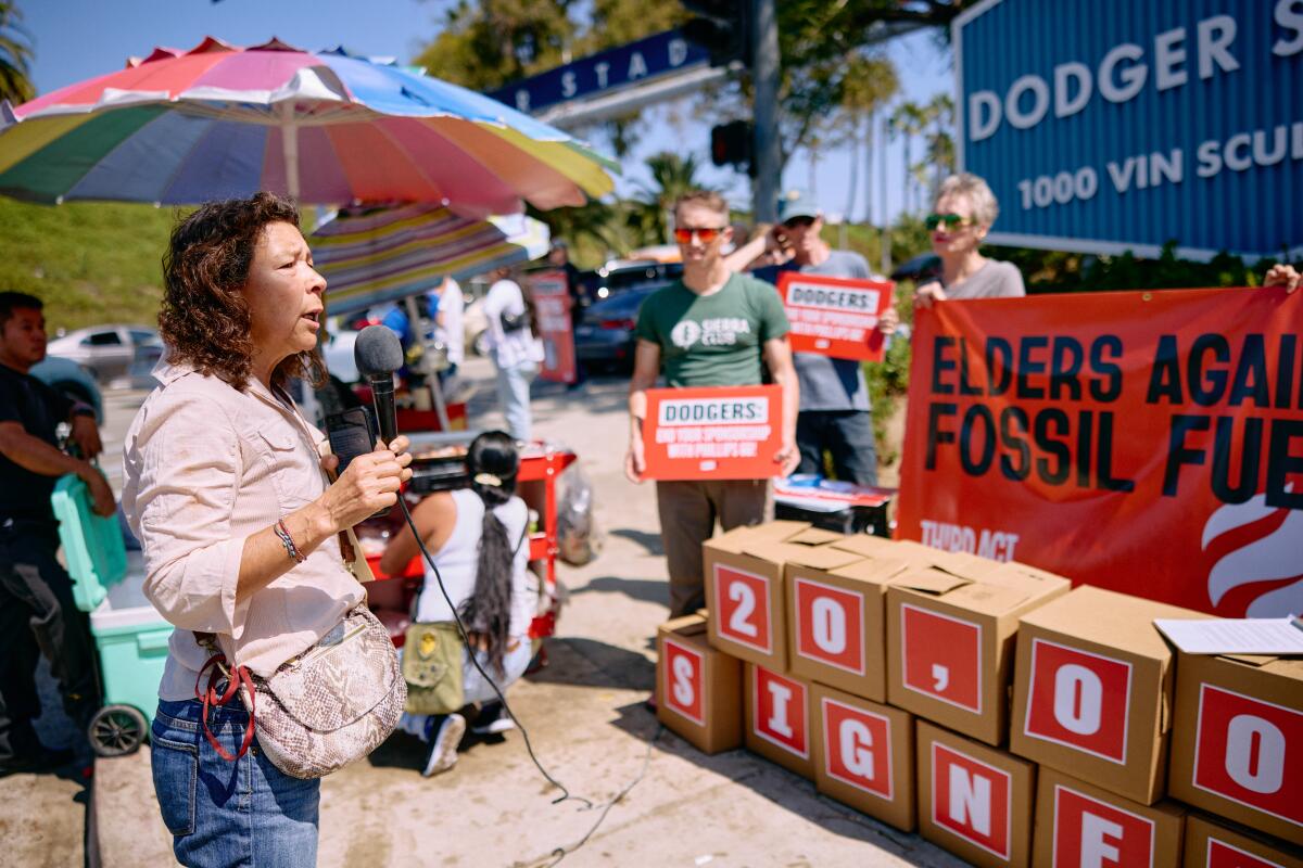 L'organisatrice communautaire Alicia Rivera parle dans un rassemblement à l'extérieur du stade Dodger le 22 septembre.