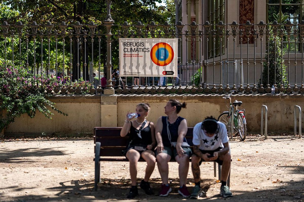 Unas Personas se refresque en el parc de la ciutadella.