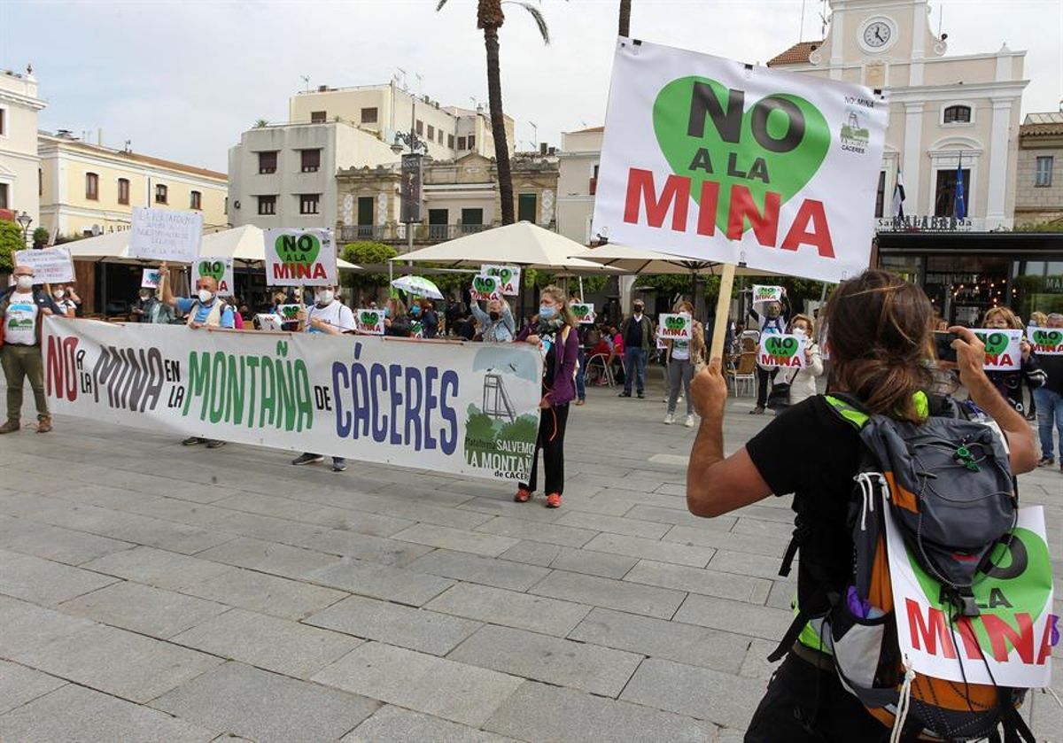 Marcha Impulsada Por la Plataforma 'Salvemos la Montaña de Cáceres'.