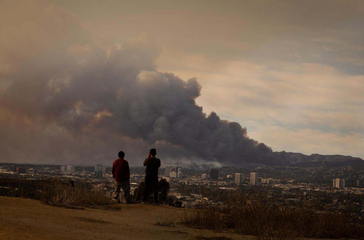 La fumée de feux de forêt des Palisades et Eaton tire le 8 janvier 2025, couvertures du comté de Los Angeles.