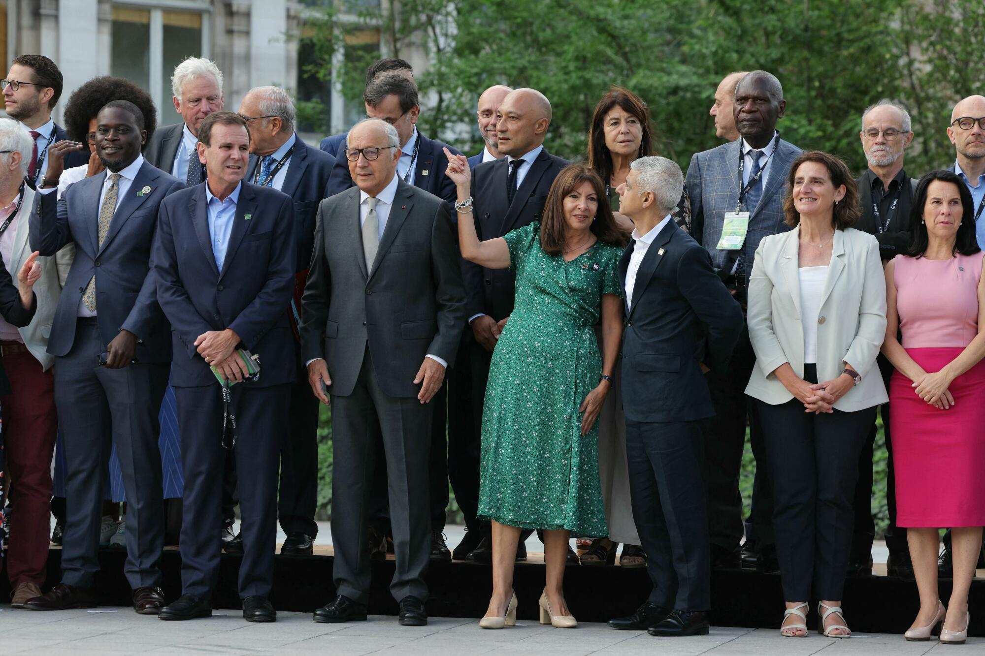 Les politiciens posent avec d'autres participants pour une photo de groupe
