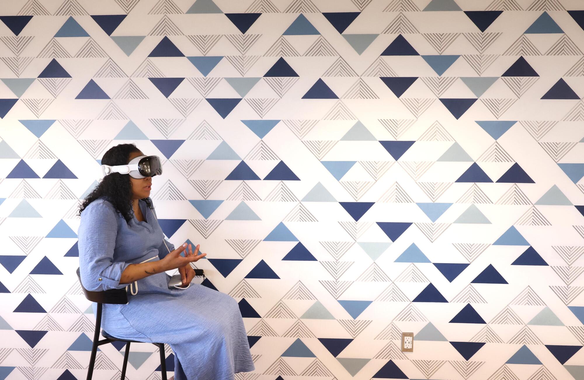 Misty Williams portant un casque VR à Apple Vision VR