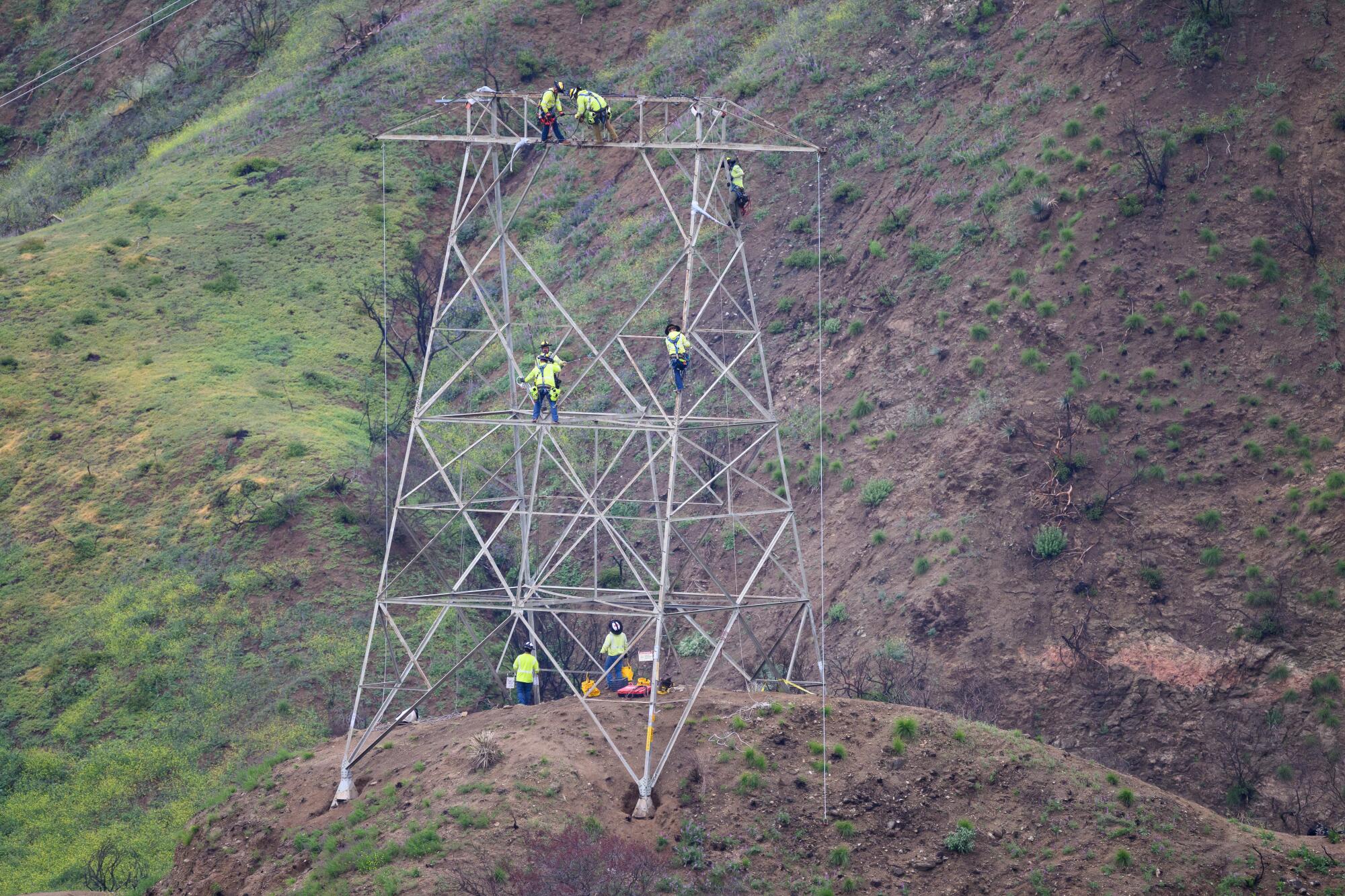 Les travailleurs inspectent et préparent le processus de suppression d'une tour d'Edison du sud de la Californie à Pasadena.