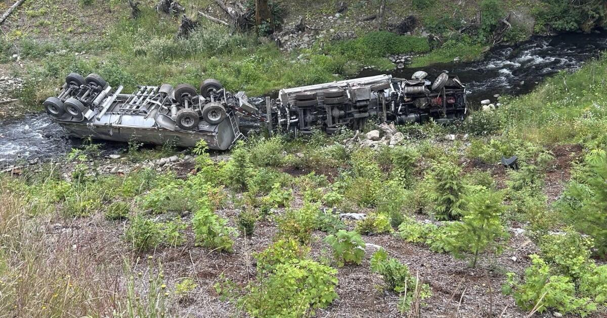 Les équipages travaillent pour contenir un déversement de pétrole à Washington après un accident de camion-citerne