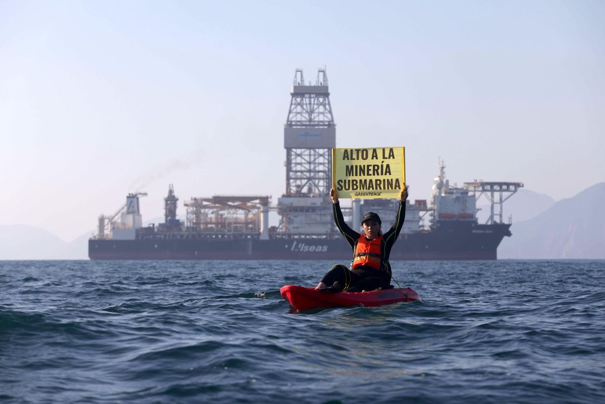 Una Actista de Greenpeace Protesta Contra La Minería Submarina.