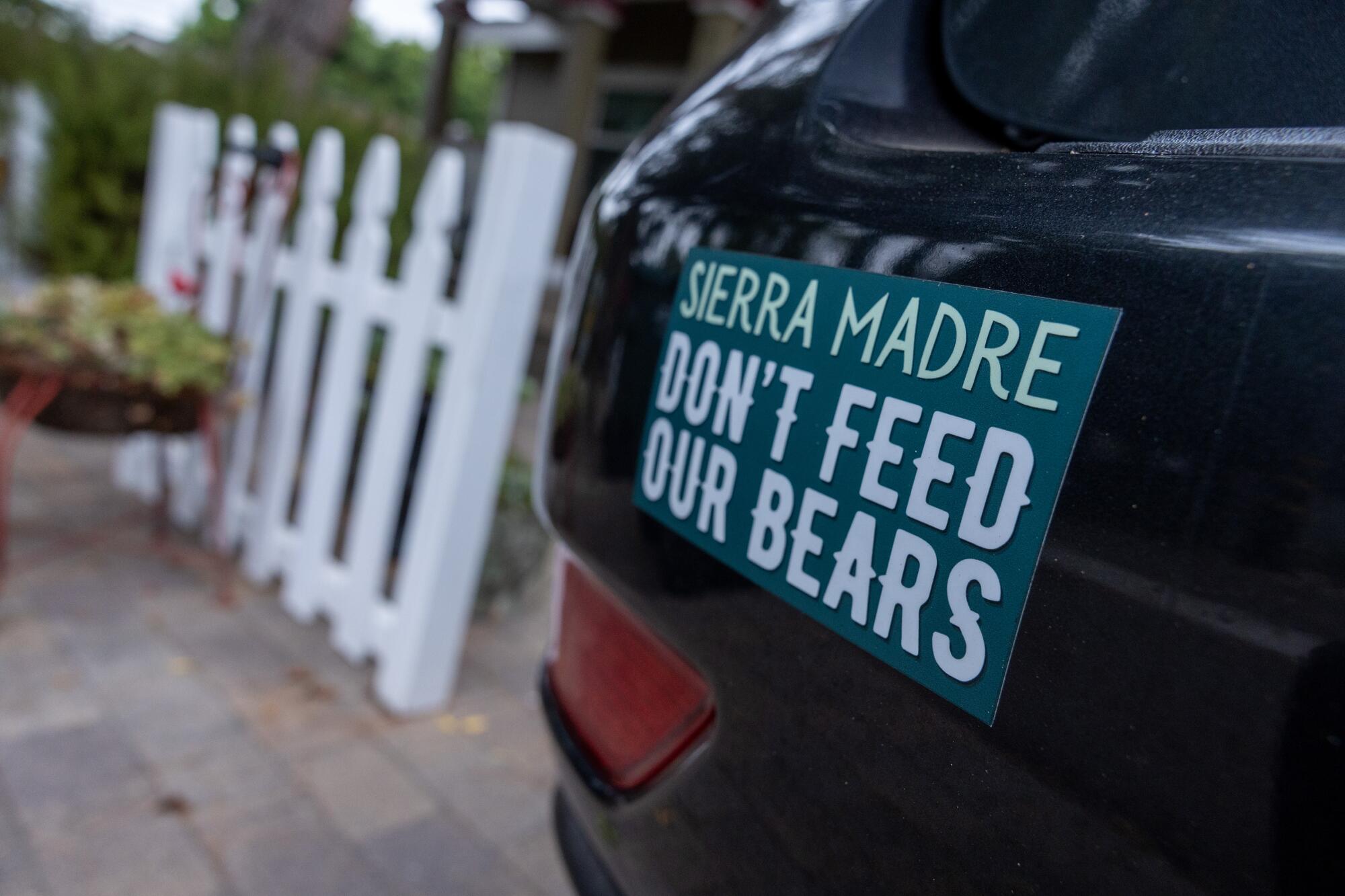 Un autocollant pour pare-chocs sur une voiture en Sierra Madre qui lit, "Ne nourrissez pas nos ours." 