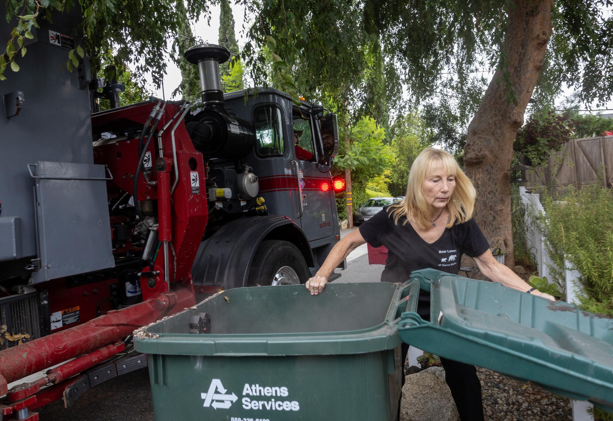 Michelle Tremblay ouvre ses poubelles résistantes aux ours en Sierra Madre.