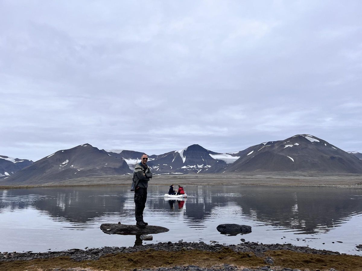 Anders Schomacker Vigila a los osos polares mientras supervisa a marie bulínová ya alexandra rouillard, que extraten núcleos de sédimentos lacustres desde una pequeña embarcación en wijdefjorden, svalbard.