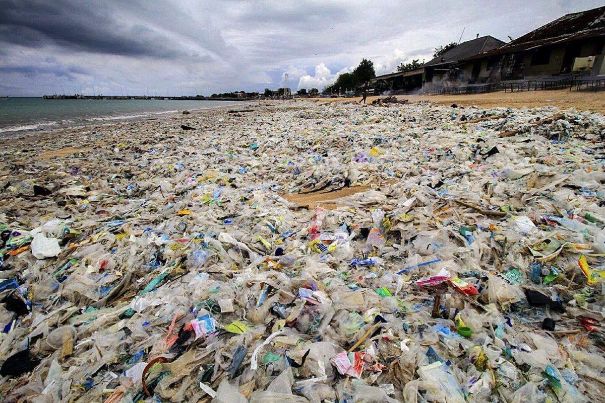 Una playa en bali llena de envisage de plástico.