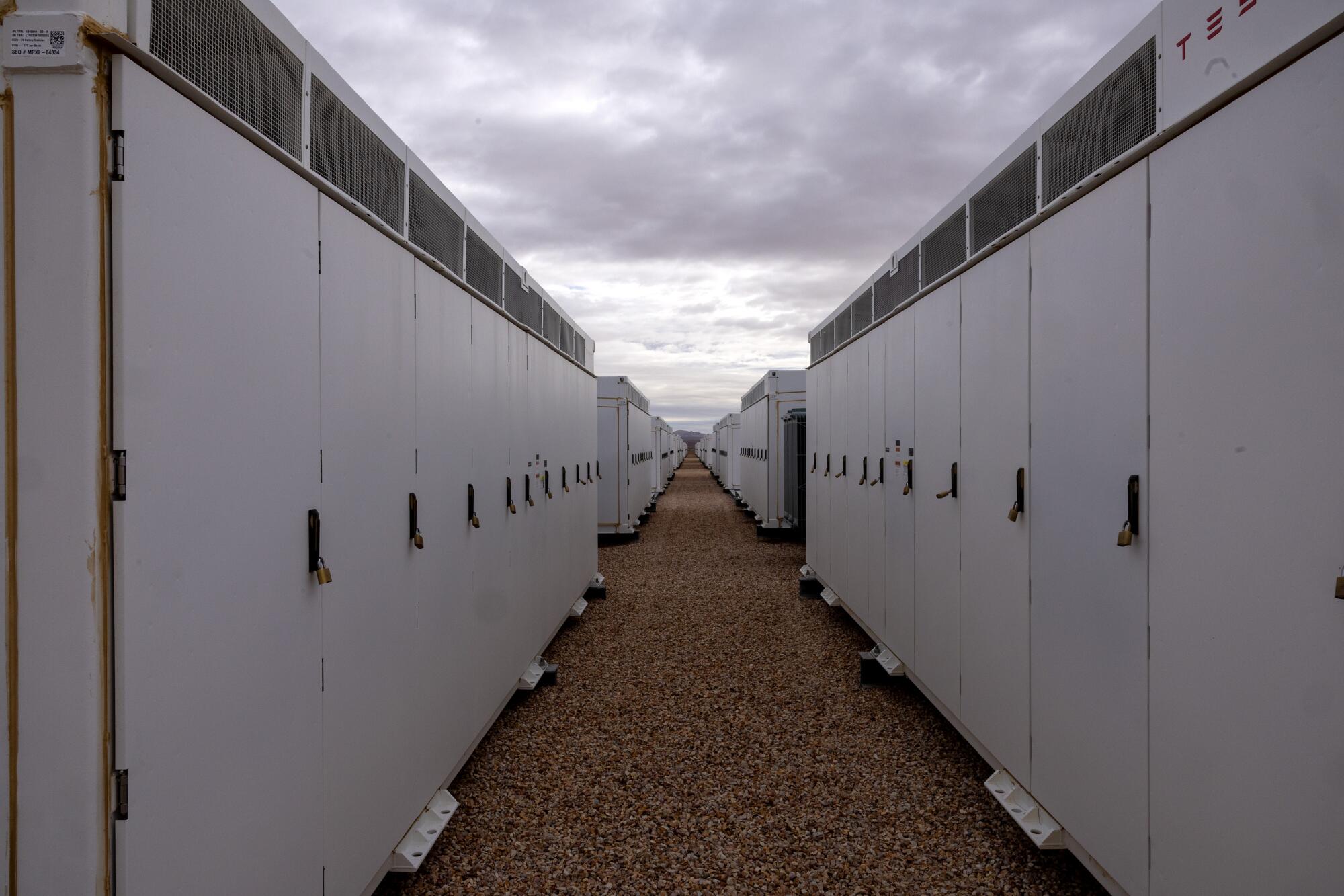 Unités de stockage d'énergie de la batterie au Los Angeles Department of Water and Power's Eland Solar and Storage Center